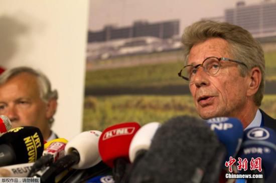 7月17日，在荷蘭阿姆斯特丹斯希普霍爾機(jī)場(chǎng)舉行的的新聞發(fā)布會(huì)上，馬航歐洲區(qū)負(fù)責(zé)人介紹情況。