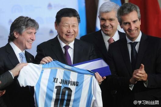 習(xí)近平獲贈阿根廷國家足球隊10號球衣 習(xí)近平獲贈阿根廷國家足球隊10號球衣