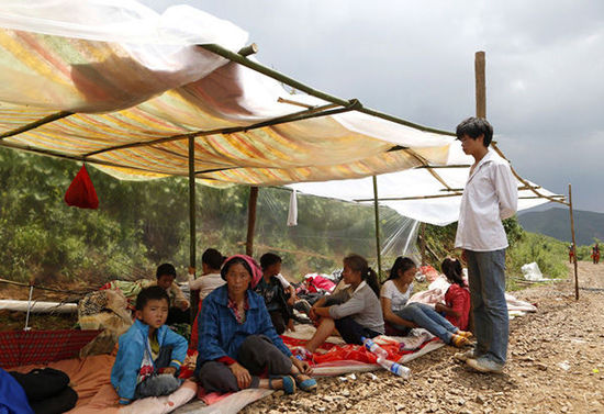 暴雨馬上來臨，村民們?cè)诤喴讕づ裣露阌辍Ｅ炫刃侣?程藝輝 圖