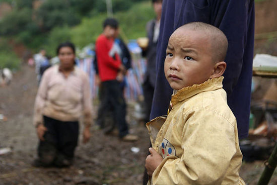 帳篷有限，尚有不少村民沒有地方躲雨。澎湃新聞 程藝輝 圖