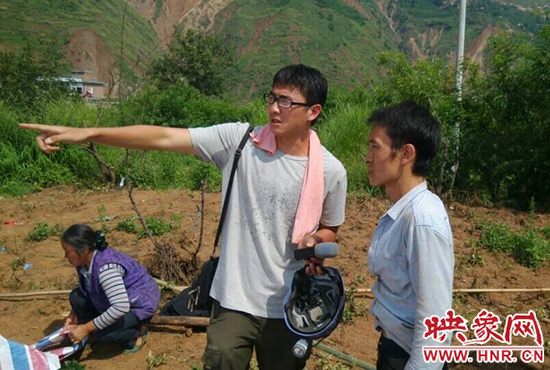 河南新聞廣播記者朱奕名震中采訪受災群眾 河南新聞廣播記者朱奕名震中采訪受災群眾
