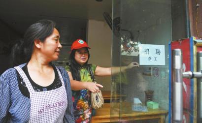 8月14日，市民志愿者體驗城管執(zhí)法招呼商家不要亂張貼。