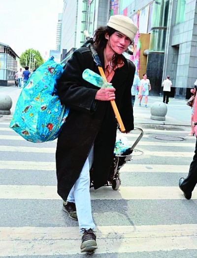 在武廣附近拍攝到的拾荒男。