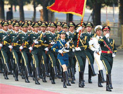 昨日，151人最大陣容的三軍儀仗隊(duì)，著新式禮賓服接受檢閱。這也是解放軍儀仗隊(duì)、軍樂團(tuán)新式禮賓服首次亮