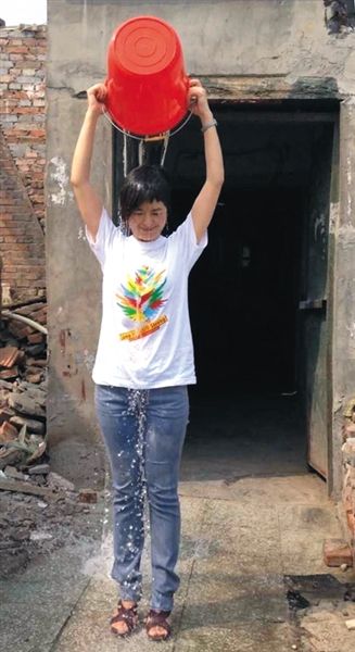 20日下午，央視主持人張泉靈參與“冰桶挑戰(zhàn)賽”。圖片來自微博