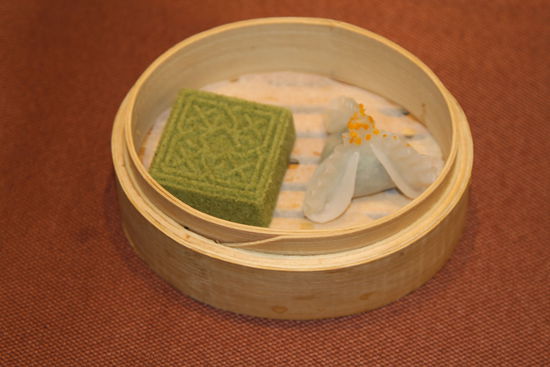 金陵茶香方糕和狀元餃。 花惠生 供圖