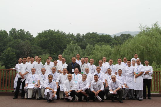 幾十位光頭廚師的大合照。 花惠生 供圖