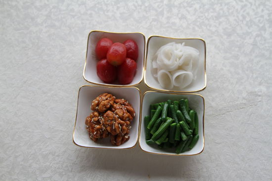 四調(diào)味：圣女果、蓮藕、核桃仁、小黃瓜。 花惠生 供圖