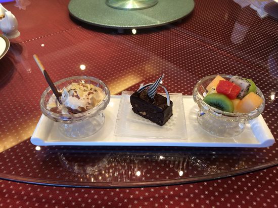 西點水果拼盤、巧克力布朗尼、冰淇淋。 花惠生