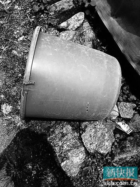 　　事發(fā)現(xiàn)場(chǎng)發(fā)現(xiàn)的彈孔。