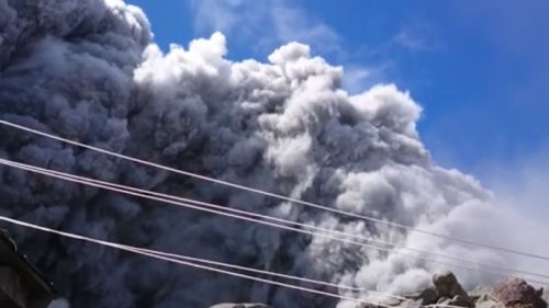日本御岳火山爆發(fā)已導(dǎo)致8人受傷約250人被困(圖) 日本御岳火山爆發(fā)已導(dǎo)致8人受傷約250人被困(圖)