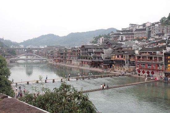 鳳凰古城以被吐槽七次高居最想吐槽榜榜首，而這七次吐槽全部來自在鳳凰古城隨機采訪的10名游客中。