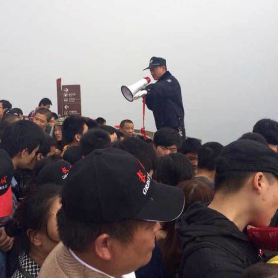 八達(dá)嶺長城上保安在維持秩序。