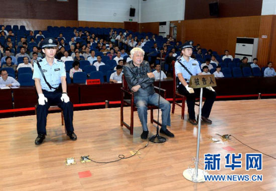 9月29日，方廣云在庭審現(xiàn)場。當(dāng)日，“合肥房叔”腐敗窩案核心人物方廣云在安徽省廬江縣出庭受審。 新華社記者 郭晨 攝