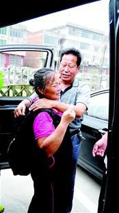 離別時，沈愛蘭（左）擁抱救命恩人李春富