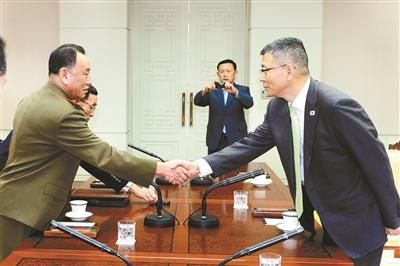 10月15日，韓國國防部國防政策室室長柳濟(jì)升和朝鮮人民武裝力量部偵查總局局長金英哲分別率團(tuán)出席板門店