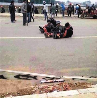 14日，沖突現(xiàn)場(chǎng)，幾名頭戴鋼盔的人被捆綁著。圖/東方IC