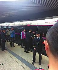 昨日18時(shí)57分，北京地鐵5號(hào)線惠新西街南口一女子遭遇不幸。昨晚9時(shí)記者在中日友好醫(yī)院發(fā)現(xiàn)女子已不幸身亡，女子遇險(xiǎn)是被夾在安全門和地鐵門中間，列車啟動(dòng)后掉下站臺(tái)。