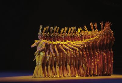 在歡迎晚宴上，上演經(jīng)典節(jié)目千手觀音。新華社發(fā)