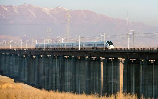 11月16日，從烏魯木齊南站首發(fā)的D8602次列車駛往哈密。