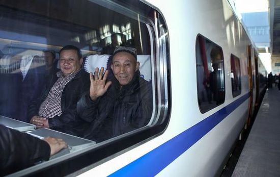 11月16日，旅客乘坐從烏魯木齊南站首發(fā)的D8602次列車。