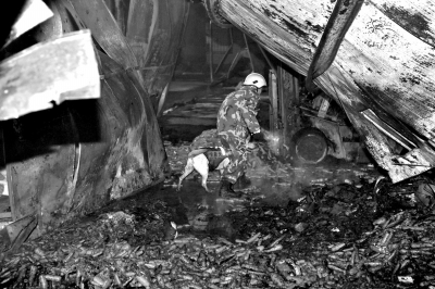 救援人員在山東壽光一食品廠火災(zāi)現(xiàn)場搜救。新華社發(fā)