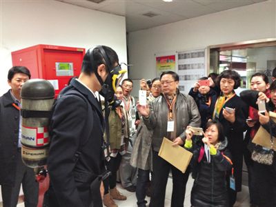 昨天，地鐵4號(hào)線北京南站站，地鐵工作人員為人大代表演示應(yīng)急氧氣瓶佩戴方式。新京報(bào)記者
