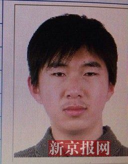 犯罪嫌疑人李小龍，27歲，唐山樂亭人。村干部說李小龍經(jīng)常把自己關(guān)在家里