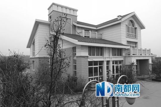 　馬超群在赤土山村村委會旁的別墅，就是以“自來水維護(hù)站”的名義拿的地。