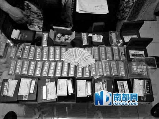 　馬超群家中金條清點(diǎn)現(xiàn)場。