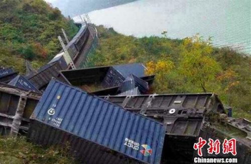 圖為脫軌現(xiàn)場。通訊員 毛毛 攝