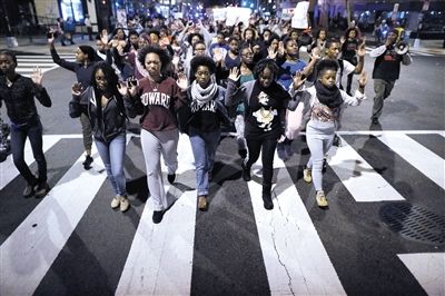 　24日，美國(guó)華盛頓，民眾在白宮前參加示威，抗議不起訴槍殺黑人青年的白人警察。