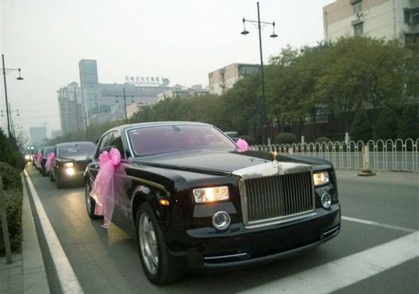 　11月23日，河北唐山街頭現(xiàn)價值超過2個億的婚禮車隊。