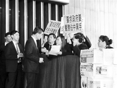 撐警大聯(lián)盟召集人李偲嫣2日到特首辦請愿，要求政府嚴(yán)厲處置“占中三子”和“雙學(xué)”的代表。