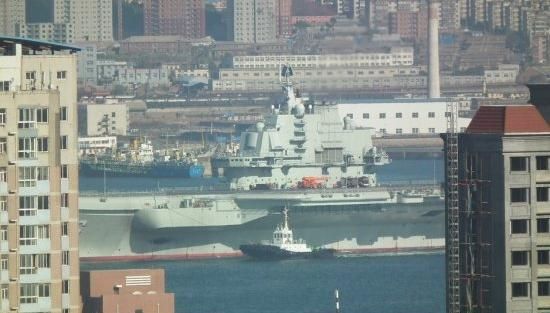 青島軍港周圍高樓林立，一睹遼寧號真容只需要一個(gè)好天氣（資料圖片）