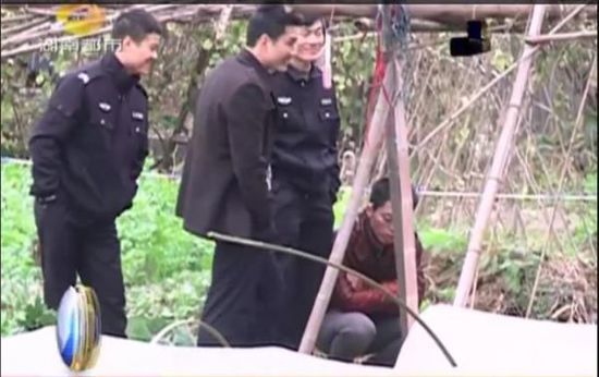 一個見習(xí)警官，一個二級警司，和一個便衣人員站在菜地里笑。