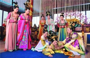 戲里一眾妃嬪的裝扮都相當(dāng)“吸睛”。