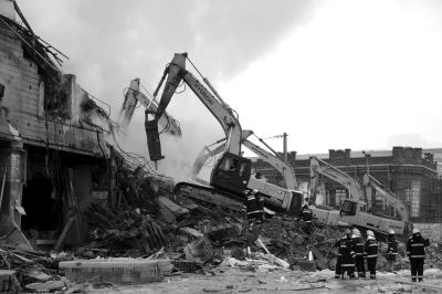 3日下午，挖掘機(jī)在現(xiàn)場(chǎng)作業(yè)。 譚青/攝