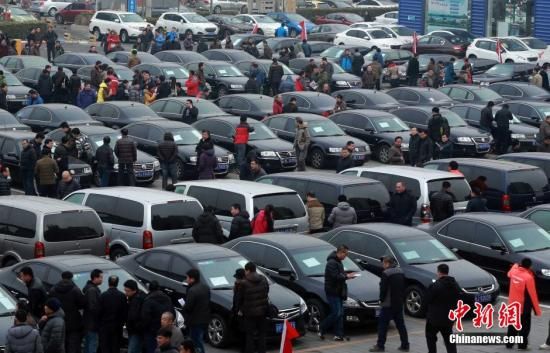 2015年1月25日，首批國家和中央機關(guān)取消的公務(wù)用車在北京亞運村汽車交易市場拍賣。106輛公務(wù)用車