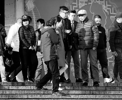 彩排后，高曉攀、尤憲超和不知名女演員聆聽(tīng)馮鞏總結(jié)訓(xùn)話