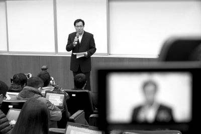 2月8日，在臺北福華會館，復(fù)興航空代表劉忠繼向媒體介紹家屬說明會溝通情況。新華社發(fā)