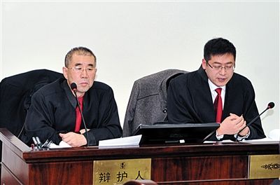 1月5日，呼市中院審理趙志紅案。律師謝飛（左）和張瑞軍（右）出庭為趙志紅辯護。
