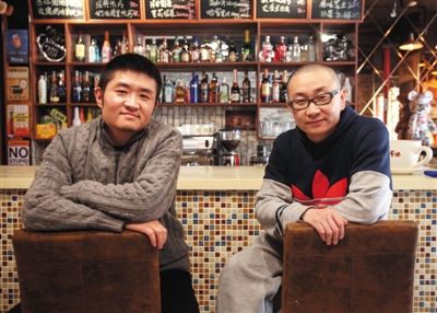 　14日，西安交通大學(xué)路66號(hào)公路咖啡館，苗阜（左）、王聲（右）兩位青年相聲演員今年將第一次登上春晚