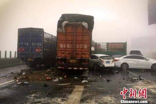 圖為21日，京港澳高速河南段21輛汽車發(fā)生連環(huán)相撞事故現(xiàn)場。　郭浩　攝