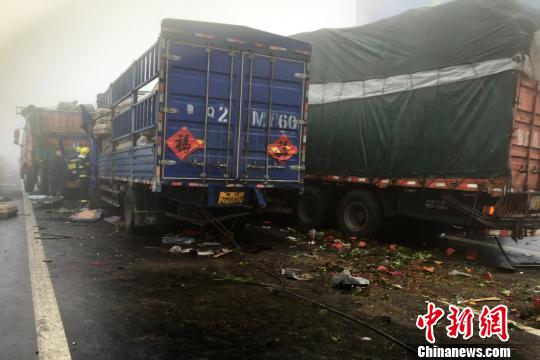 圖為21日，蘭南高速河南段車禍?zhǔn)鹿尸F(xiàn)場一片狼藉?！」啤z