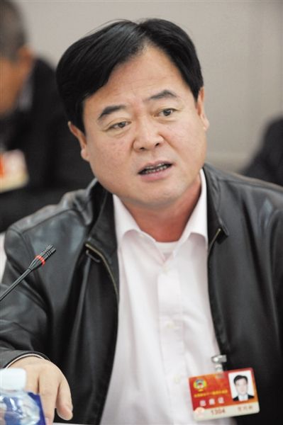 　政協(xié)委員、中國通用技術集團董事長賀同新稱，按照2014年的數(shù)字，他的薪水下降了近50%。圖/CFP