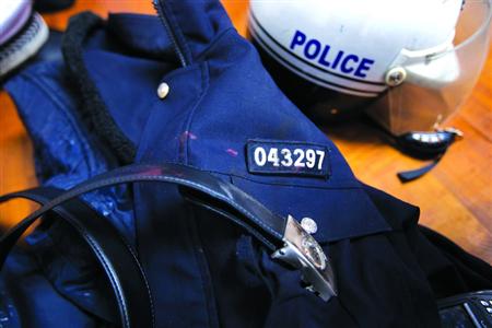 在閔行區(qū)虹橋派出所的一角，擺放著茆盛泉曾經(jīng)最愛的警服?！?43297”的警號、深色的警服依稀可見已經(jīng)凝固的血跡，警用皮帶也斷裂了。