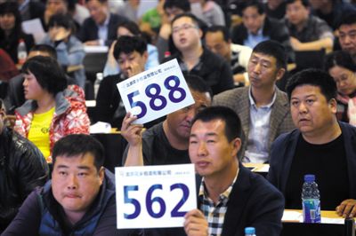 昨日，拍賣(mài)現(xiàn)場(chǎng)競(jìng)拍者舉牌競(jìng)拍。新京報(bào)記者