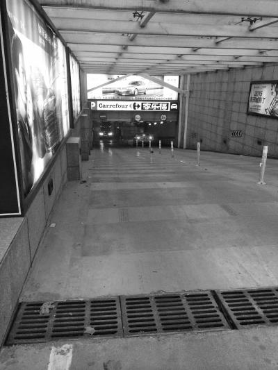 　　國貿(mào)360的地下車庫，坡陡讓人膽寒。