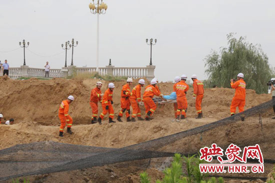 12點07分，又一人被抬出